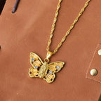 Collar Mariposa Renacimiento Espiritual: Centro Virgen y Cadena de Cuerda Retorcida con Alas de Cristal