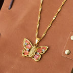 Collar Mariposa Renacimiento Espiritual: Centro Virgen y Cadena de Cuerda Retorcida con Alas de Cristal