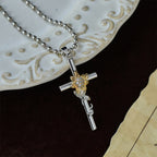 Collar con Colgante de Cruz en Tono Plateado con Detalles Florales y de Hojas Dorados