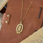 Collar de Nuestra Señora con Corona Floral de Circonitas: Un Símbolo de Gracia Sagrada y Protección
