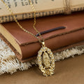 Collar de Nuestra Señora con Corona Floral de Circonitas: Un Símbolo de Gracia Sagrada y Protección