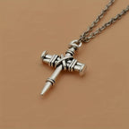 Collar con colgante de cruz de clavos: un símbolo de fuerza sagrada y redención