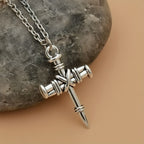 Collar con colgante de cruz de clavos: un símbolo de fuerza sagrada y redención