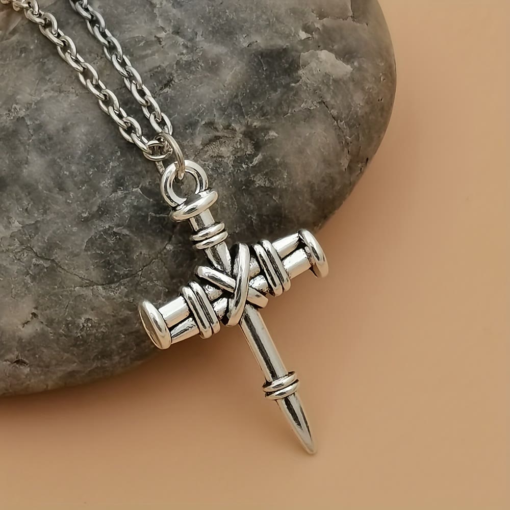 Collar con colgante de cruz de clavos: un símbolo de fuerza sagrada y redención