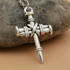 Collar con colgante de cruz de clavos: un símbolo de fuerza sagrada y redención