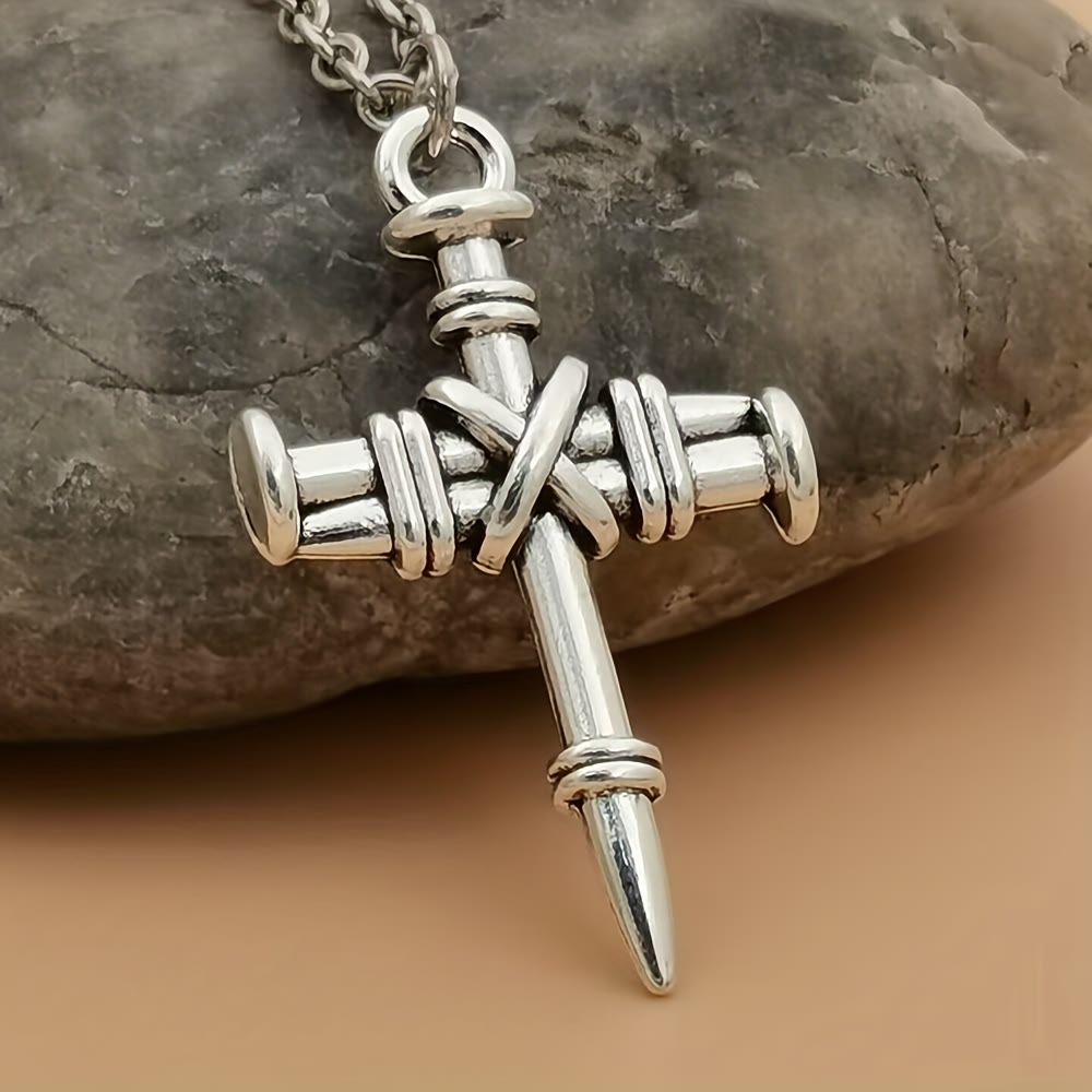 Collar con colgante de cruz de clavos: un símbolo de fuerza sagrada y redención