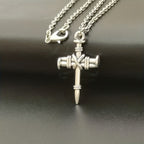 Collar con colgante de cruz de clavos: un símbolo de fuerza sagrada y redención