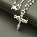 Collar con colgante de cruz de clavos: un símbolo de fuerza sagrada y redención