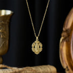 Collar con Colgante de Nuestra Señora con Rosas: Un Símbolo de Gracia Sagrada y Protección