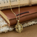 Collar con Colgante de Nuestra Señora con Rosas: Un Símbolo de Gracia Sagrada y Protección