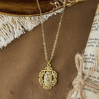 Collar con Colgante de Nuestra Señora con Rosas: Un Símbolo de Gracia Sagrada y Protección