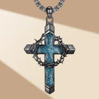 Collar con colgante de cruz incrustada y espinas: un símbolo del amor sacrificial de Cristo