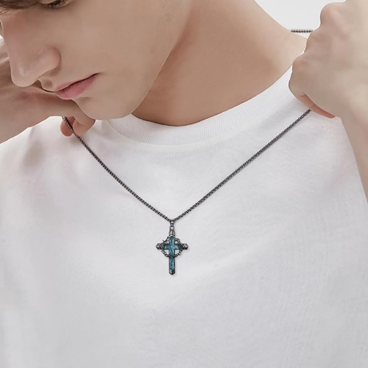 Collar con colgante de cruz incrustada y espinas: un símbolo del amor sacrificial de Cristo