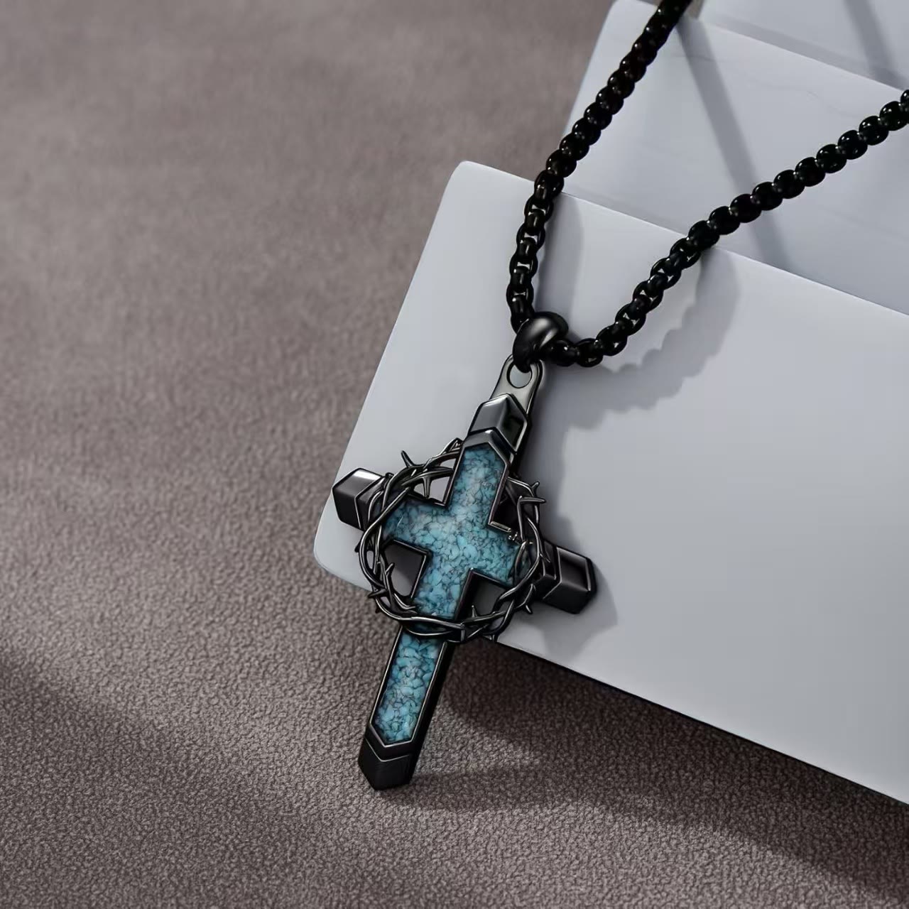 Collar con colgante de cruz incrustada y espinas: un símbolo del amor sacrificial de Cristo