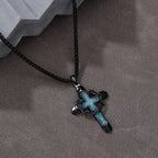 Collar con colgante de cruz incrustada y espinas: un símbolo del amor sacrificial de Cristo