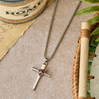 Collier croix de baseball Philippiens 4:13 avec détail flamme : un symbole de force divine et de foi athlétique
