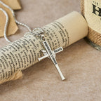 Collier croix de baseball Philippiens 4:13 avec détail flamme : un symbole de force divine et de foi athlétique