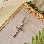 Collier croix de baseball Philippiens 4:13 avec détail flamme : un symbole de force divine et de foi athlétique