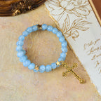 Pulsera enrollable de cuentas de cristal azul con espaciadores de estrella y crucifijo dorado