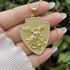 Collier Médaillon Saint Michel et Saint Christophe : Un Symbole de Protection et de Guidance Divines