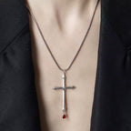 Collier épée avec zircon rouge en forme de goutte : un souvenir sacré pour les croyants