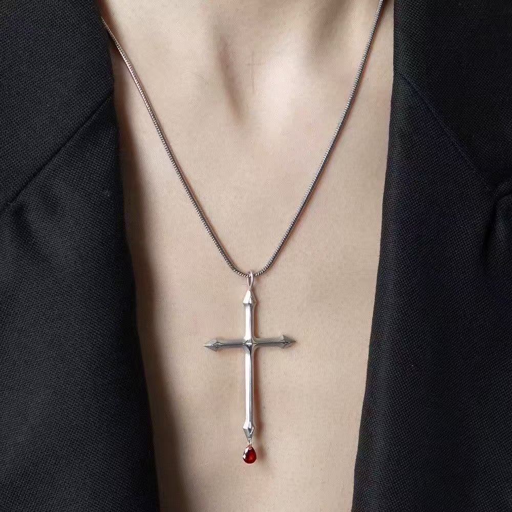 Collier épée avec zircon rouge en forme de goutte : un souvenir sacré pour les croyants