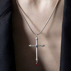 Collier épée avec zircon rouge en forme de goutte : un souvenir sacré pour les croyants