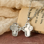 Collar con relicario en forma de cruz y filigrana intrincada: un símbolo de secreto sagrado y devoción