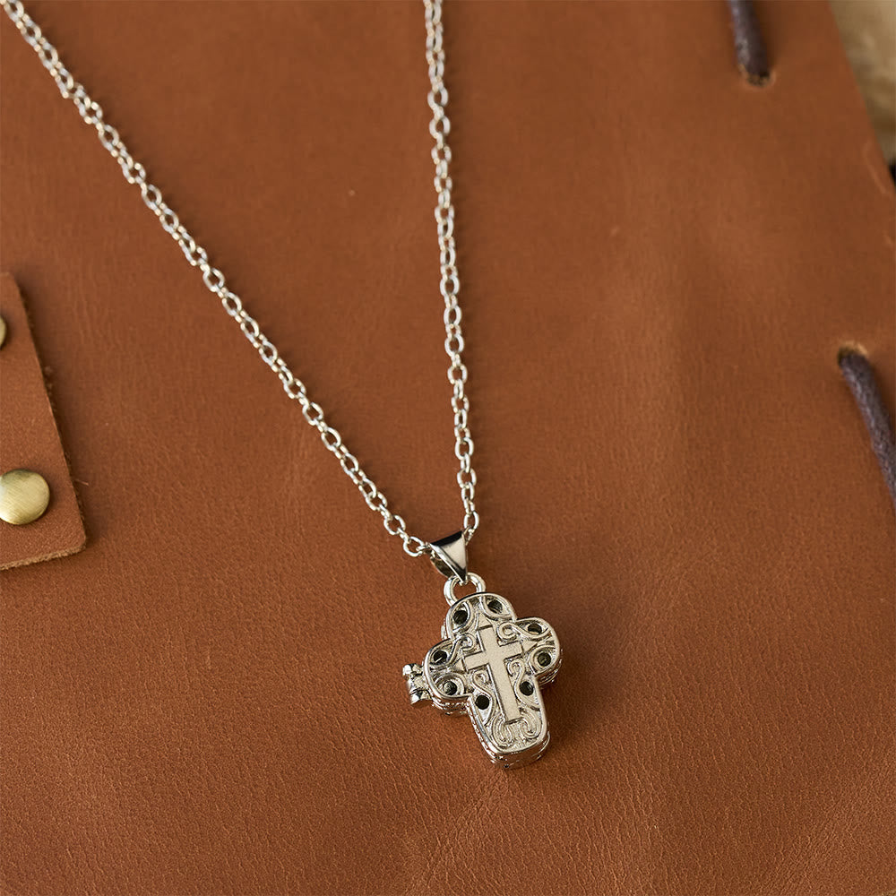 Collar con relicario en forma de cruz y filigrana intrincada: un símbolo de secreto sagrado y devoción