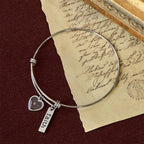 Pulsera de Mostaza con Amuleto de Corazón: Un Símbolo de Fe Inquebrantable y Gracia