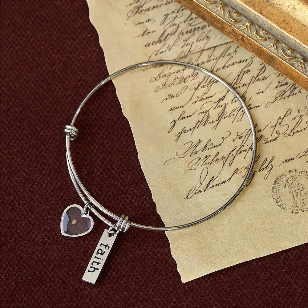 Pulsera de Mostaza con Amuleto de Corazón: Un Símbolo de Fe Inquebrantable y Gracia