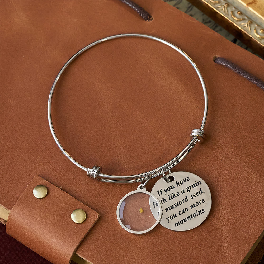 Pulsera de Mostaza con Amuleto de Corazón: Un Símbolo de Fe Inquebrantable y Gracia