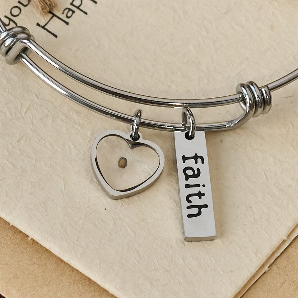 Pulsera de Mostaza con Amuleto de Corazón: Un Símbolo de Fe Inquebrantable y Gracia