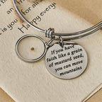 Pulsera de Mostaza con Amuleto de Corazón: Un Símbolo de Fe Inquebrantable y Gracia