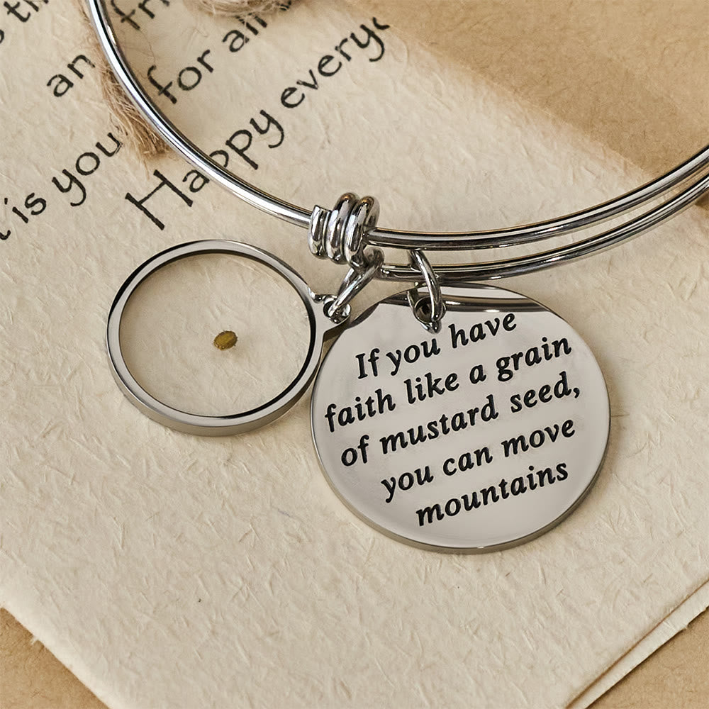 Pulsera de Mostaza con Amuleto de Corazón: Un Símbolo de Fe Inquebrantable y Gracia