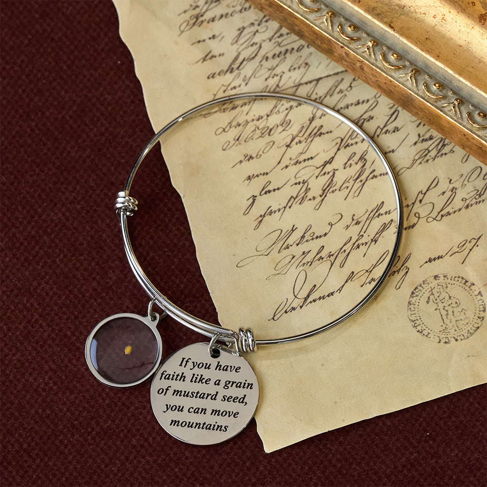 Pulsera de Mostaza con Amuleto de Corazón: Un Símbolo de Fe Inquebrantable y Gracia