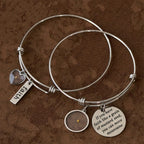 Pulsera de Mostaza con Amuleto de Corazón: Un Símbolo de Fe Inquebrantable y Gracia