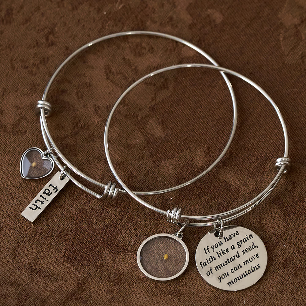 Pulsera de Mostaza con Amuleto de Corazón: Un Símbolo de Fe Inquebrantable y Gracia