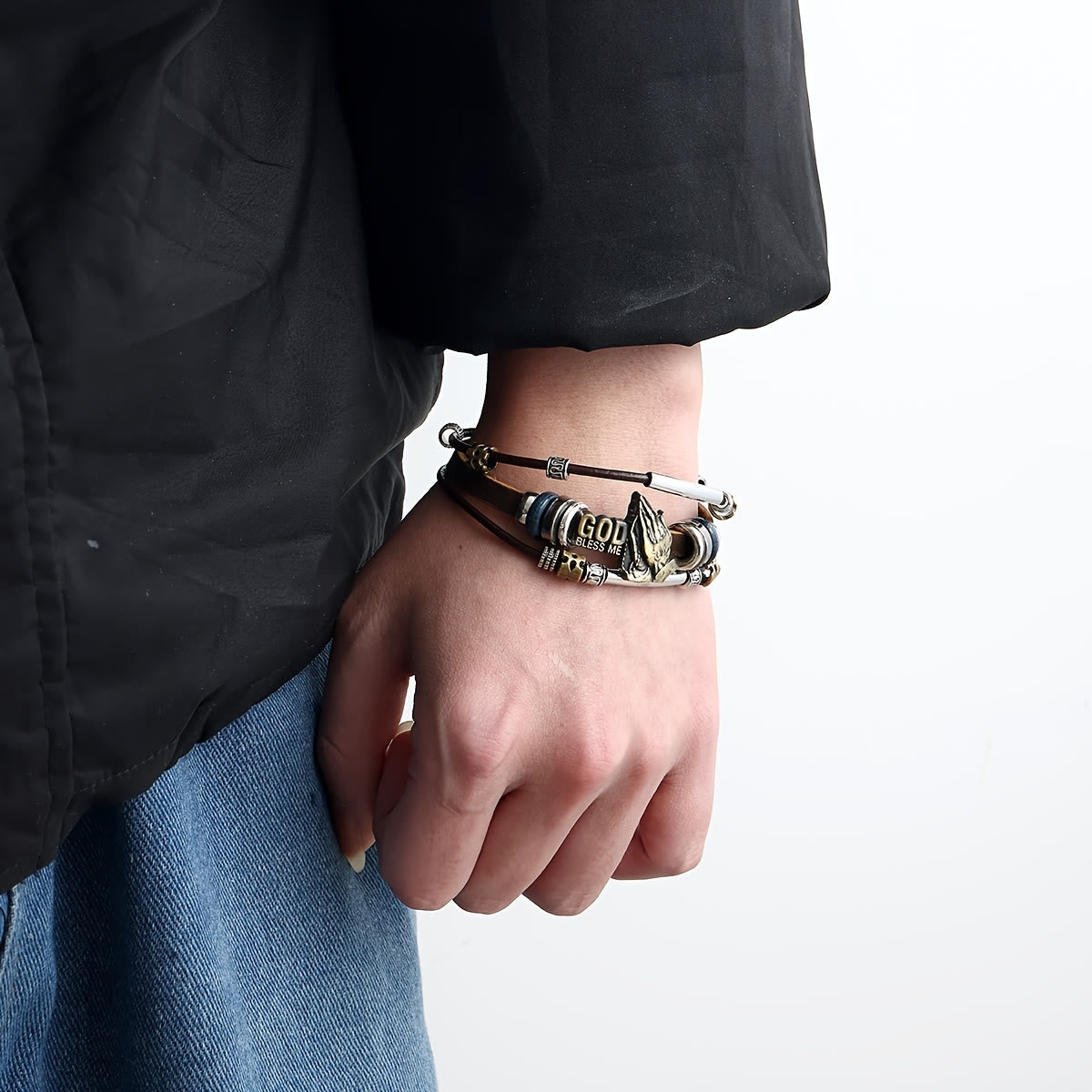 Bracelet en cuir « God Bless Me » avec mains en prière et accents métalliques
