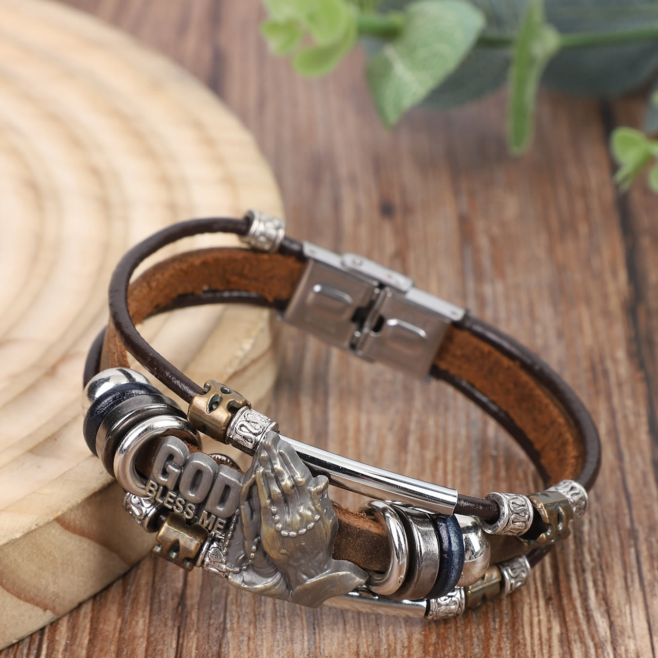 Bracelet en cuir « God Bless Me » avec mains en prière et accents métalliques