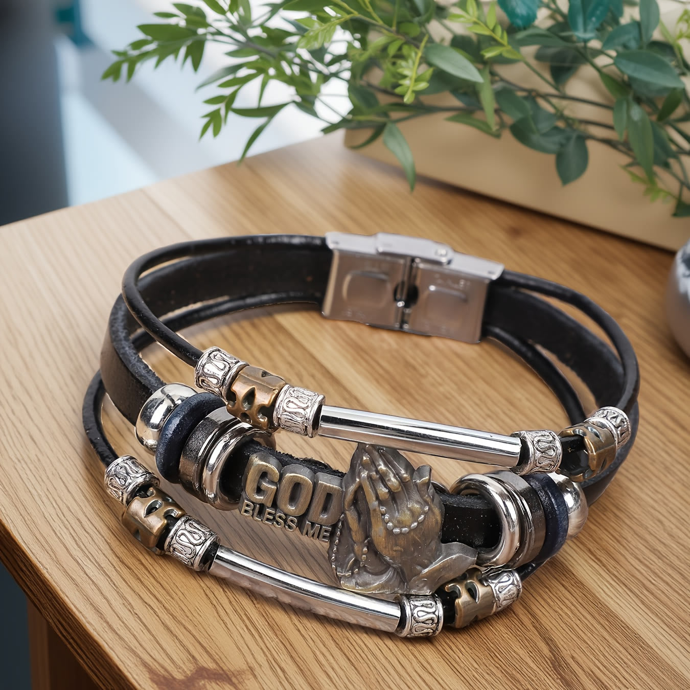 Bracelet en cuir « God Bless Me » avec mains en prière et accents métalliques