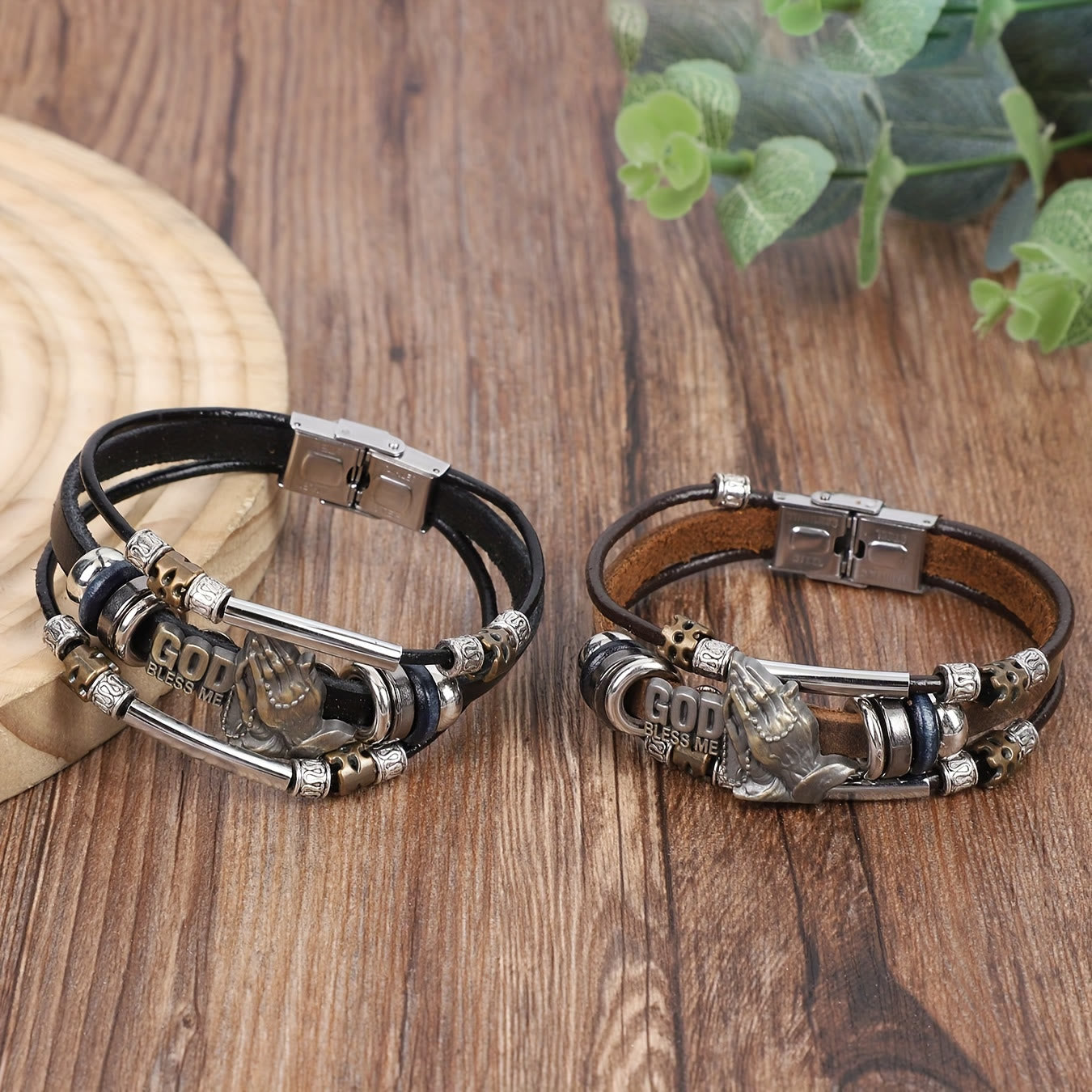 Bracelet en cuir « God Bless Me » avec mains en prière et accents métalliques