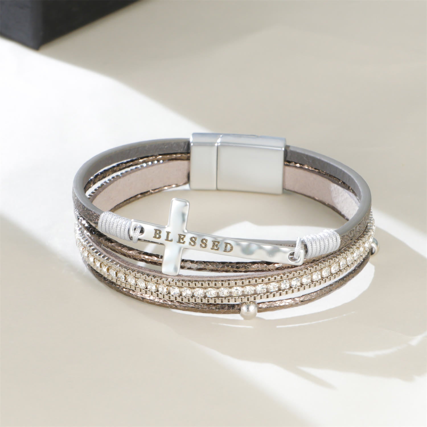 Pulsera de cuero de capas múltiples BLESSED con cruz y circonitas: un símbolo de gracia divina y alegría espiritual