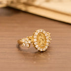 Bague Notre-Dame en or avec doubles motifs floraux et halo de zircon