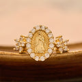 Bague Notre-Dame en or avec doubles motifs floraux et halo de zircon