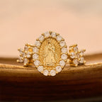 Bague Notre-Dame en or avec doubles motifs floraux et halo de zircon