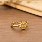 Bague Notre-Dame en Filigrane et Zircon : Emblème de Grâce Mariale et de Délicatesse