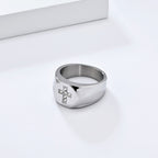 Anillo de circonitas Tri-Finish con banda gruesa en cruz: un símbolo de fe y gracia inquebrantables