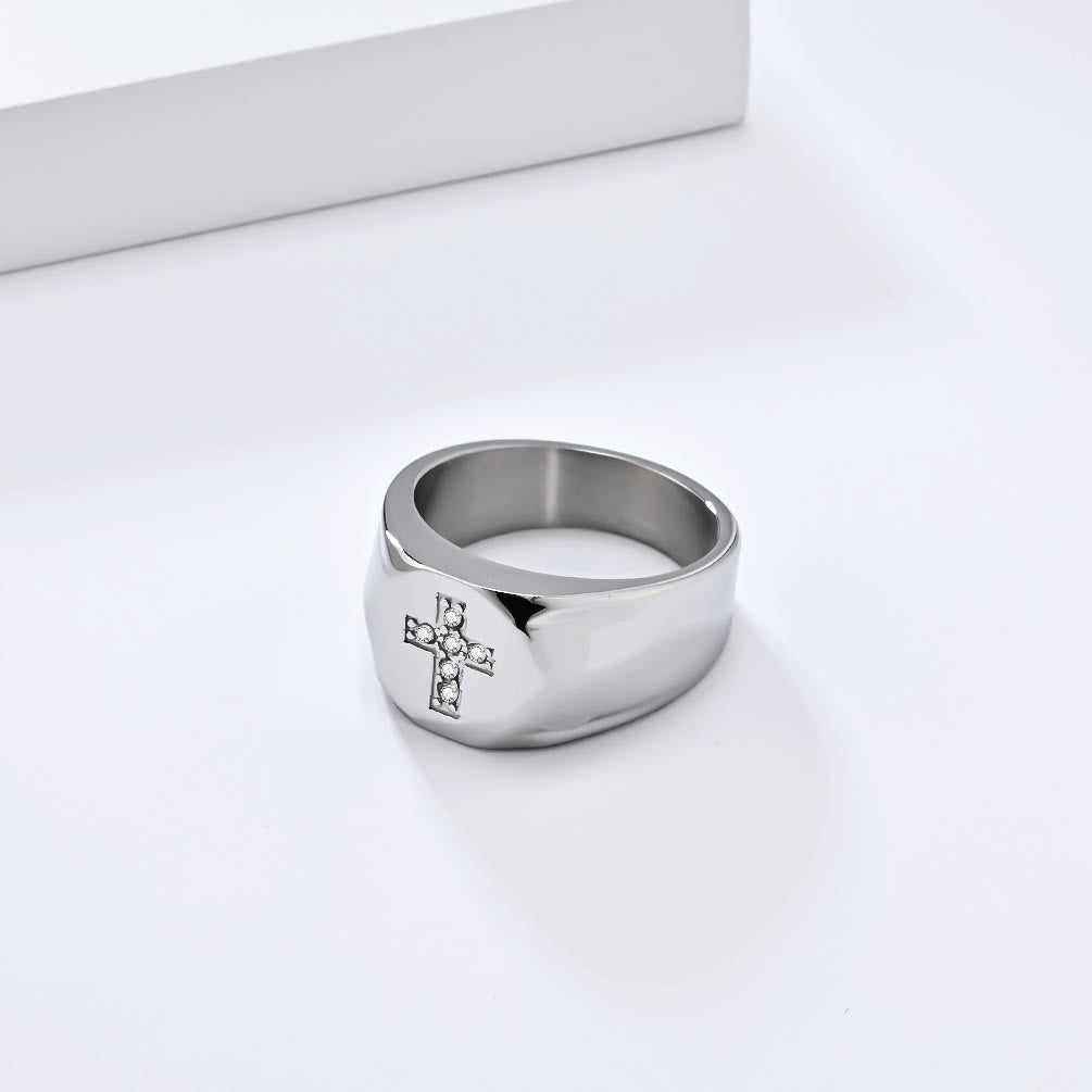 Anillo de circonitas Tri-Finish con banda gruesa en cruz: un símbolo de fe y gracia inquebrantables