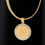 Collier avec Pendentif Mains en Prière Serties de Zircons : Emblème de l'Humilité Divine